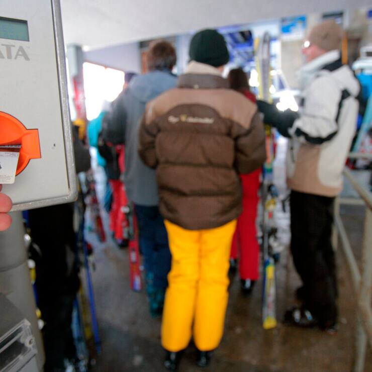 Le fait que certains domaines skiables n'affichent pas les prix maximum et minimum de leurs forfaits de ski dérange la Fédération suisse des consommateurs. (archives)