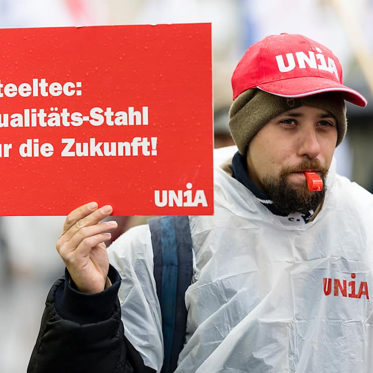 Le 7 décembre, plusieurs centaines d'employés de Swiss Steel avaient manifesté contre les licenciements à Emmenbrücke. (archive)
