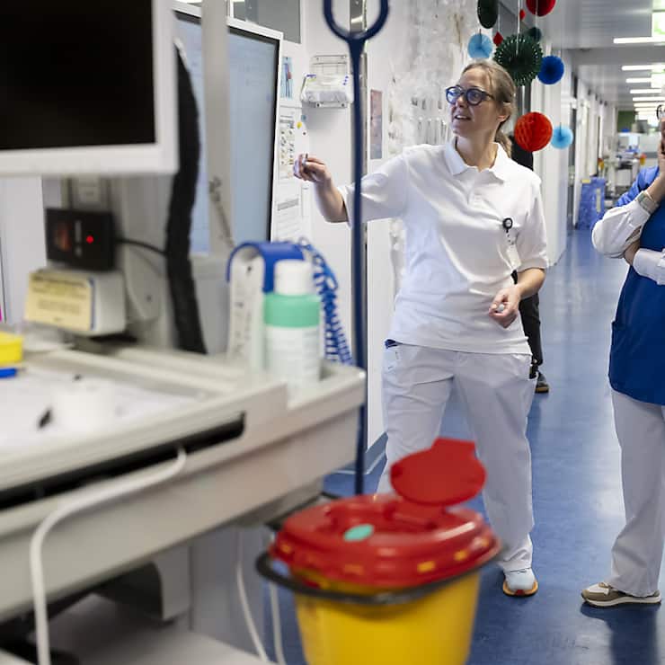 Elisabeth Baume-Schneider (à droite) a apprécié de pouvoir échanger avec des soignants du CHB de Bienne (BE) et a loué leur capacité à faire preuve en même temps de compassion, d'expertise et de technicité.