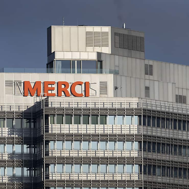 A la veille du 100e anniversaire du groupe fondé en 1925 Gottlieb Duttweiler, Migros a transformé en début d'année son nom en "Merci" pour "remercier la population suisse de sa fidélité". Le logo a été partiellement adapté.