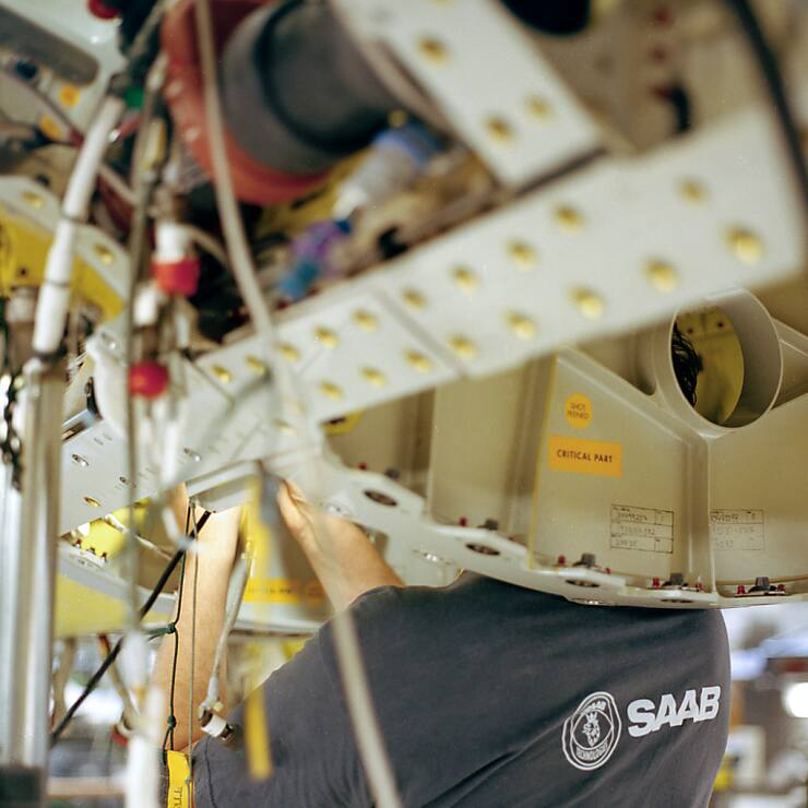 Sur le seul quatrième trimestre, Saab indique que le bénéfice d'exploitation est attendu à 2 milliards de couronnes, contre 1,4 milliard un an plus tôt.