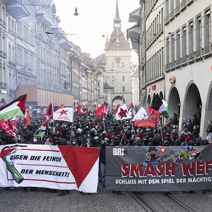 Plusieurs centaines d'opposants au Forum économique mondial de Davos ont manifesté samedi à Berne.