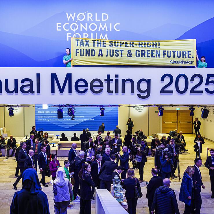 Les activistes ont brandi une banderole devant l'entrée du hall principal où l'ouverture du WEF se déroule.
