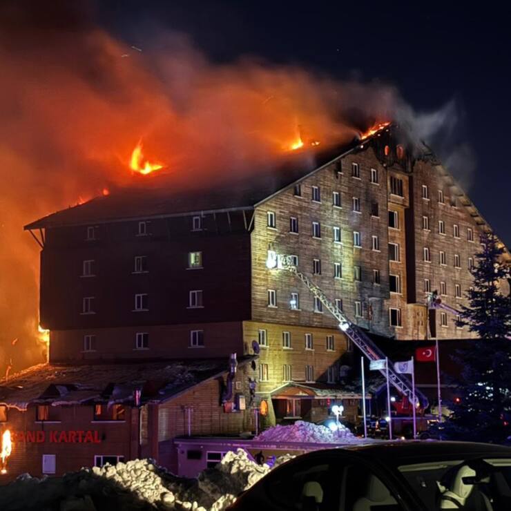 Quelque 270 pompiers sont venus à bout de l'indendie survenu dans l'hôtel Kartalkaya.