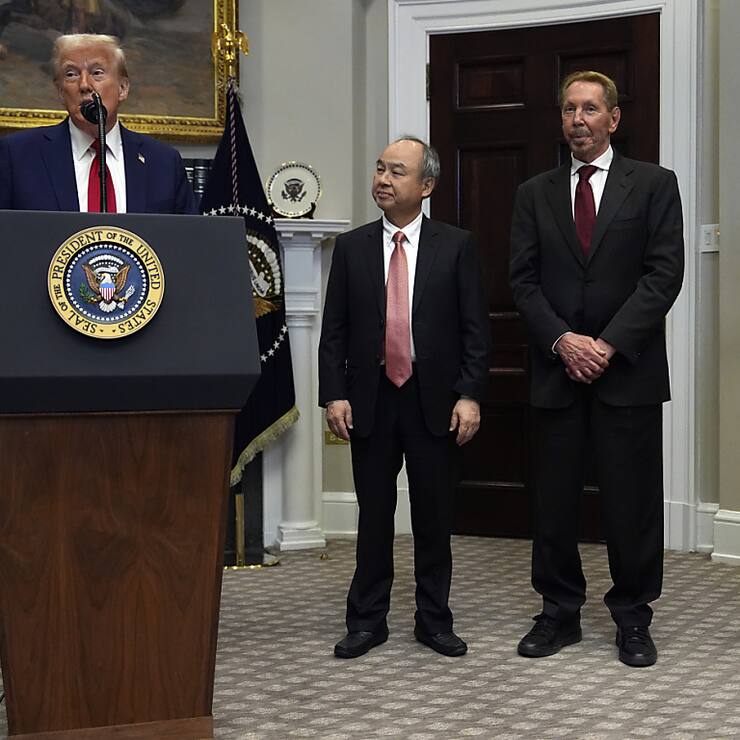 Donald Trump fait son annonce, entouré de Larry Ellison, patron d'Oracle, de Sam Altman, patron d'OpenAI, et de Masayoshi Son, patron de la holding japonaise SoftBank.