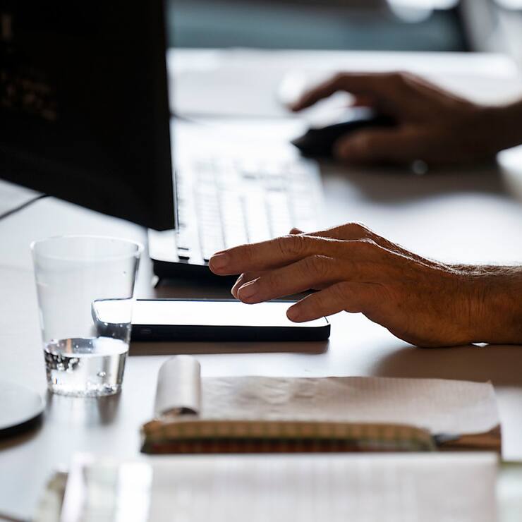 La baisse de la demande de travailleurs qualifiés entraîne un repli des offres d'emploi dans tous les groupes professionnels. Mais ce sont les métiers dits "Mint" (mathématiques, informatique, sciences naturelles, technologie) et de la santé qui ont enregistré le plus fort recul.