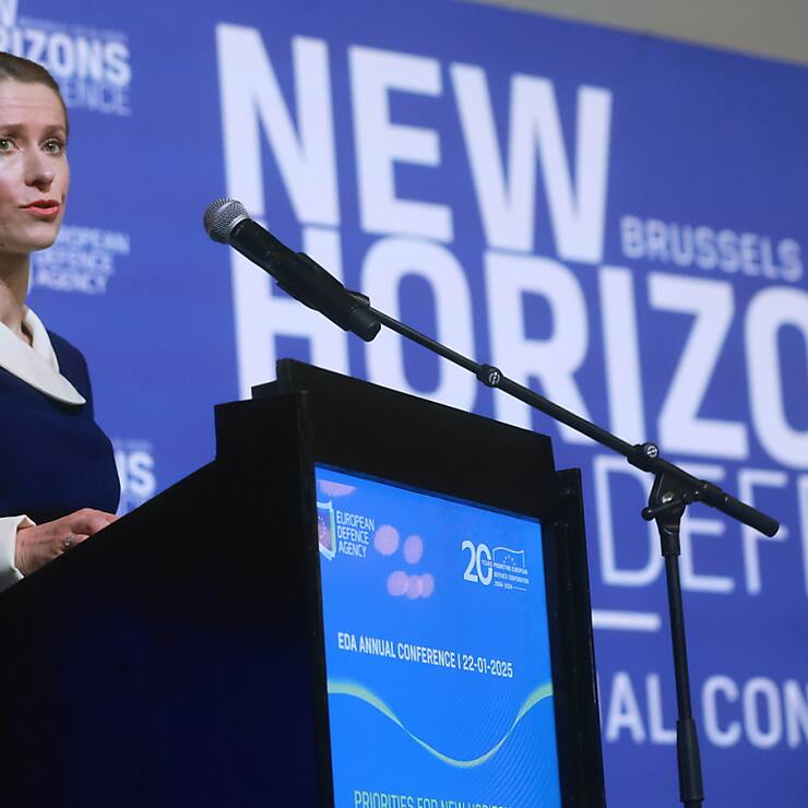 "Il est temps d'investir!", a lancé Kaja Kallas, dans un discours à la tonalité sombre, lors d'une conférence à Bruxelles. Pour la responsable estonienne, l'incapacité de l'Europe à dédier suffisamment de ressources à ses capacités militaires envoie "un signal dangereux à l'agresseur".