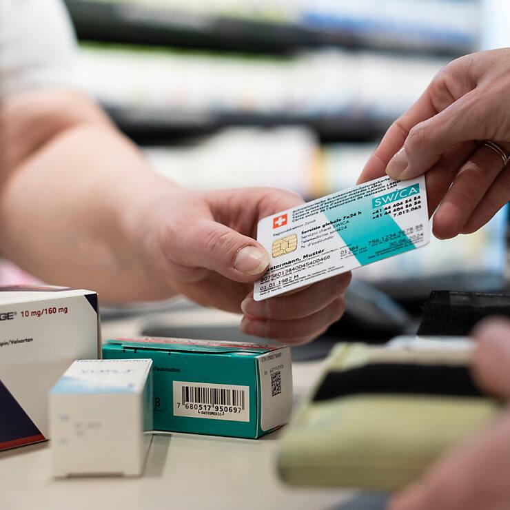 Swica va supprimer une trentaine de postes à temps plein dans le cadre de mesures de réduction des coûts, devisées à 50 millions de francs par an. (archives)