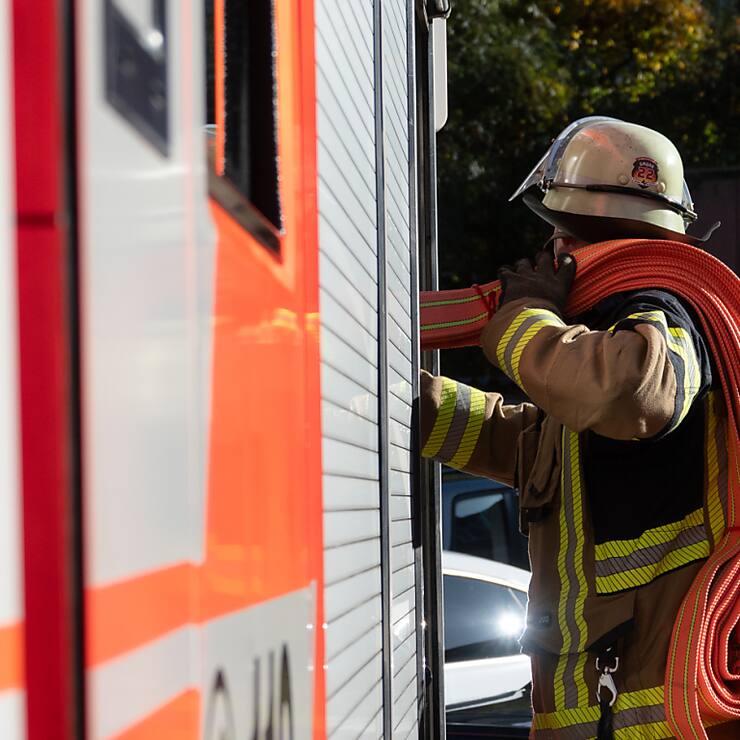 Les pompiers sont sur place en grand nombre. Les travaux d'extinction sont en cours. De nombreuses personnes ont été évacuées du site de recyclage de l'entreprise Thommen, à Kaiseraugst/AG (photo symbolique).
