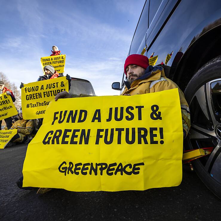 Un militant de Greenpeace qui s'était enchaîné à un véhicule lors d'une action lundi dernier, a été dénoncé (archives).