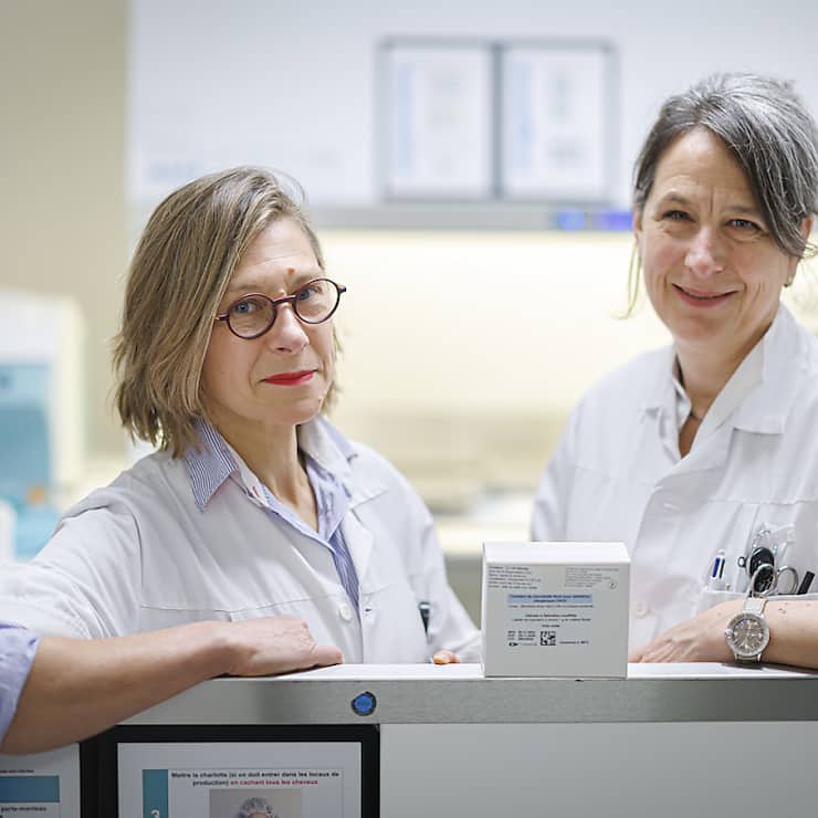 Katerina Tatiana Galperine, responsable du projet TMF au Service des maladies infectieuses du CHUV (à gauche), et Susanna Gerber, responsable assurance-qualité au Service de pharmacie du CHUV lors de la présentation du médicament de transfert de microbiote fécal.