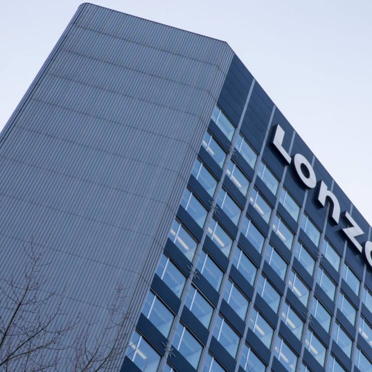 Comme attendu, Lonza a affiché une performance en repli l'an dernier. Subissant une contraction de ses ventes, le sous-traitant pharmaceutique bâlois a également vu son bénéfice net se contracter en l'espace d'un an à 637 millions de francs, contre 655 millions en 2023.