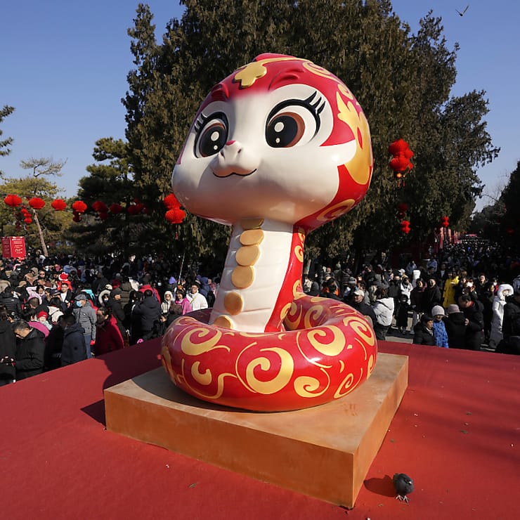 Un serpent, symbole de l'année qui commence, devant un temps à Pékin.