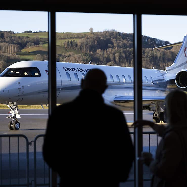Le nouveau jet du Conseil fédéral, mercredi matin, devant le bâtiment de l'aéroport de Berne-Belp.