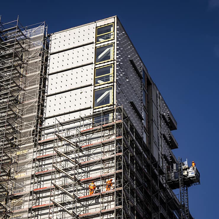 Des ouvriers sont en train de remonter l'échafaudage sur la tour Malley Phare à Prilly.