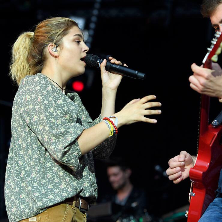 La chanteuse française Louane sur la scène Paléo Festival à Nyon en 2016.