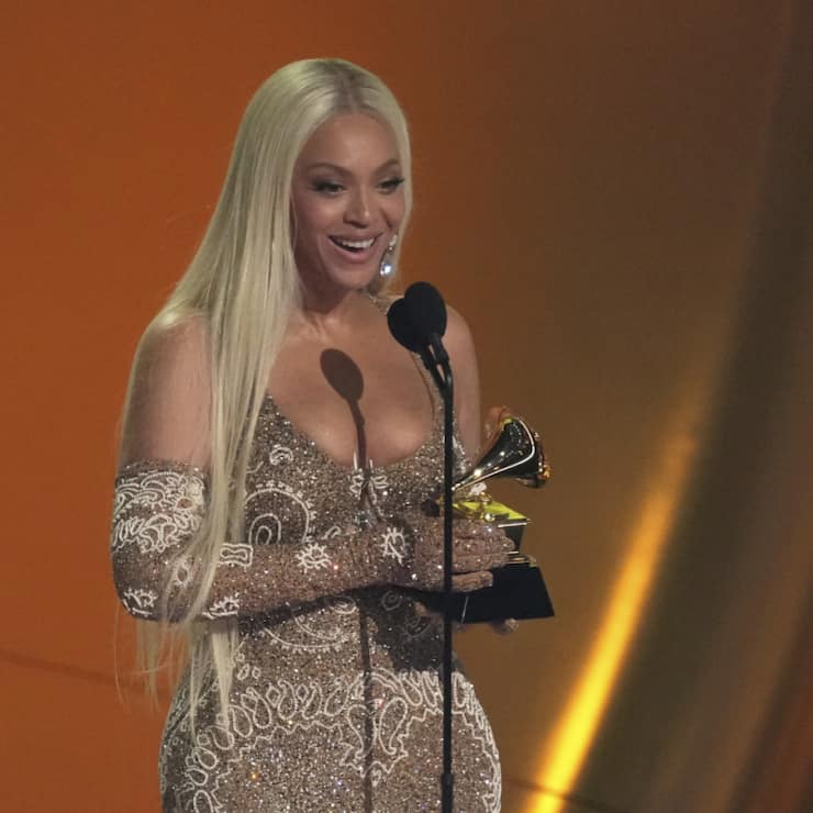 Beyoncé au moment de recevoir un Grammy pour le meilleur album de l'année "Cowboy Carter".