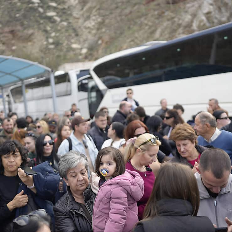 Environ un millier de personnes ont embarqué lundi après-midi à bord d'un ferry en direction d'un grand port au sud d'Athènes.