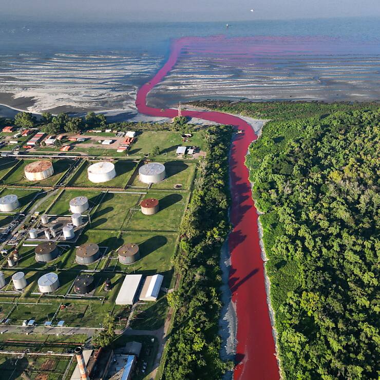 Le Sarandi a déjà pris différentes teintes par le passé, bleuâtre, un peu vert, rose, un peu lilas, selon une habitante.