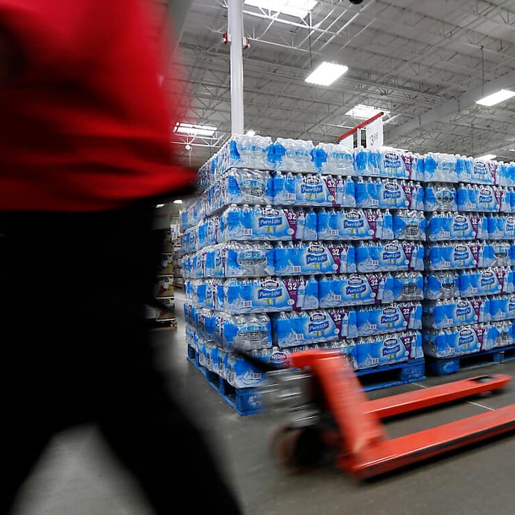 La directrice générale de Nestlé Waters affirme que toutes les eaux sont "pures à la source", mais qu'il "peut y avoir des déviations très sporadiques". (archives)