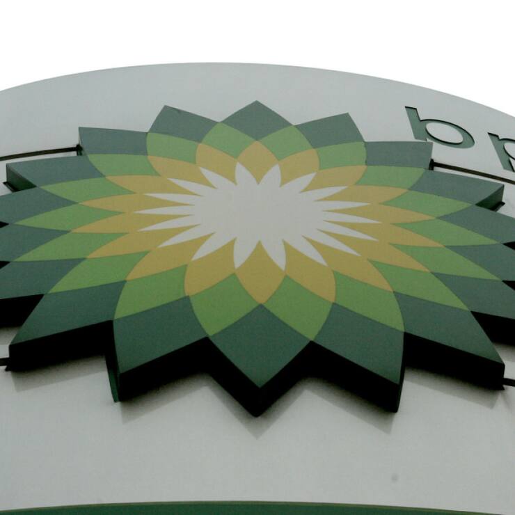 Les investisseurs réagissaient à une information publiée dimanche par l'agence Bloomberg, révélant qu'Elliott Investment Management "a acquis une participation significative dans le géant britannique de l'énergie", sans en préciser l'ampleur.