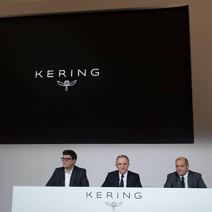 Pour son directeur général (CEO) François-Henri Pinault, (au centre), Kering va reprendre "progressivement" sa trajectoire de croissance. (archive)