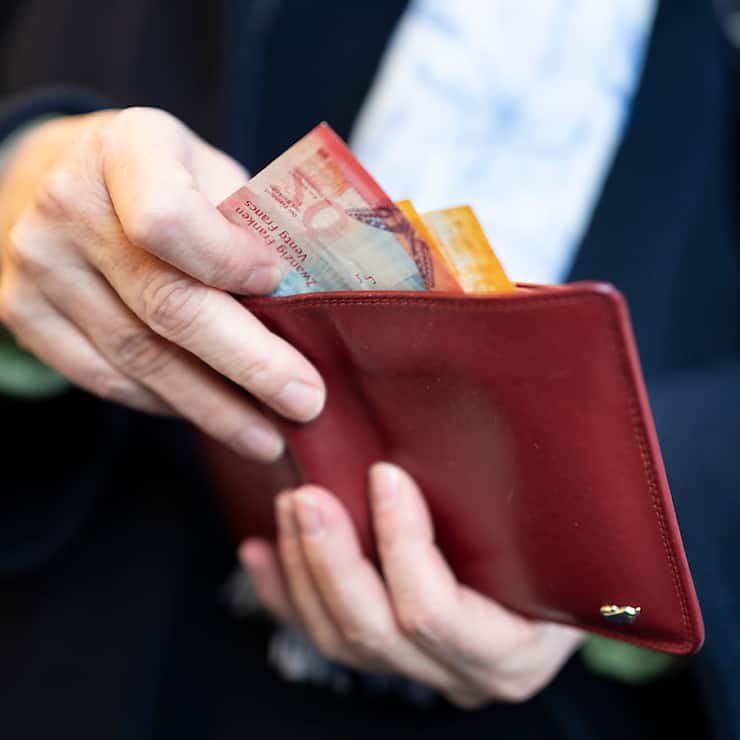 Le paiement en espèces dans les agences postales suisses ne sont pas permises pour empêcher le blanchiment d'argent (image d'illustration).