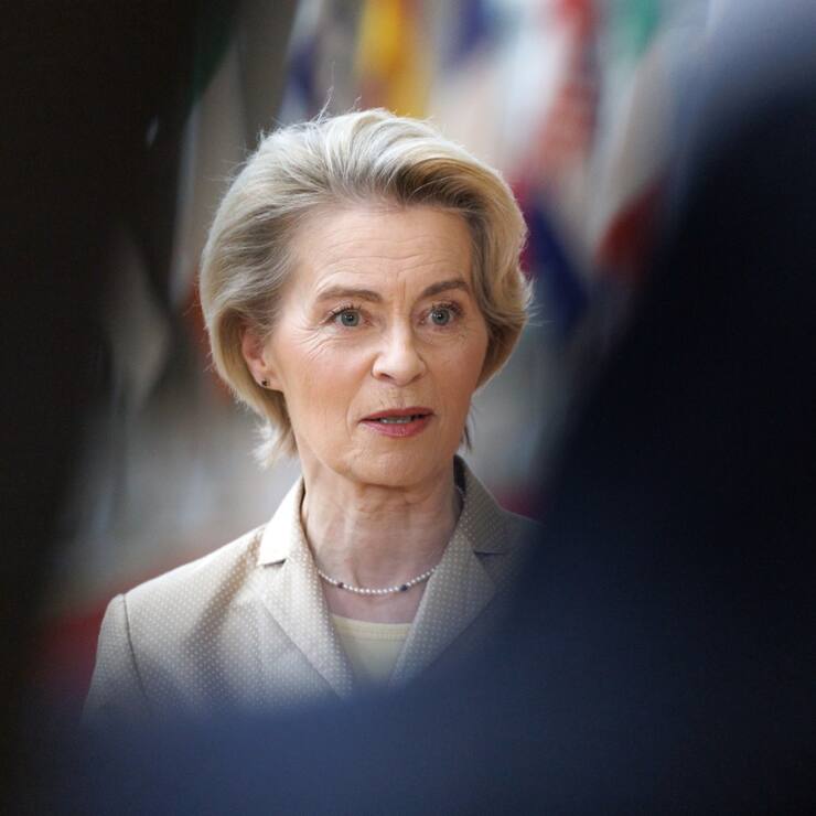 "Je peux annoncer que je vais proposer d'activer la clause de sauvegarde pour les investissements dans la défense. Cela permettra aux Etats membres d'augmenter substantiellement leurs dépenses en matière de défense", a déclaré Ursula von der Leyen.