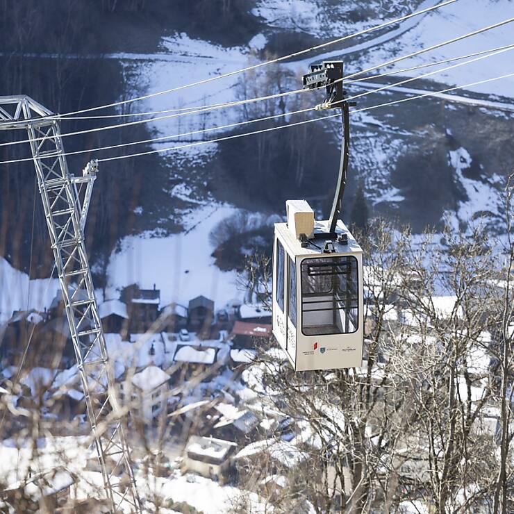 La cabine arrive à la station de Sarreyer lors de l'inauguration du téléphérique Champsec - Sarreyer samedi. Depuis les intempéries de juillet dernier dans le Val de Bagnes, le village de Sarreyer est uniquement accessible par une route forestière.