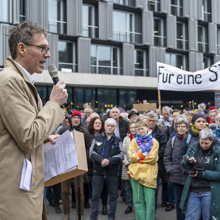 Rajan Autze, le responsable éditorial par intérim de la culture sur la radio SRF 2, a recueilli la pétition contre les coupes dans les programmes.