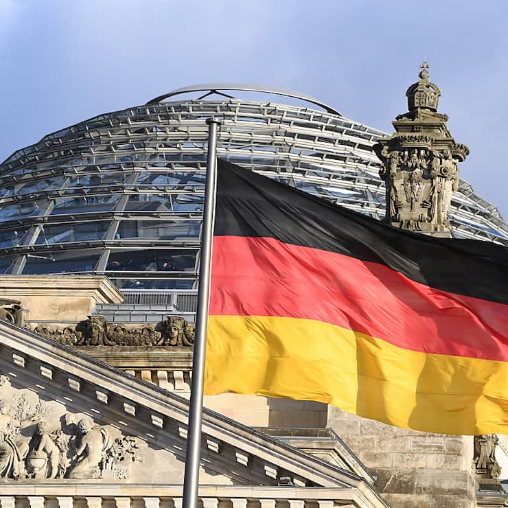 L'économie en Allemagne reste morose. Ici, un drapeau allemand devant la coupole du Reichstag à Berlin. (archive)