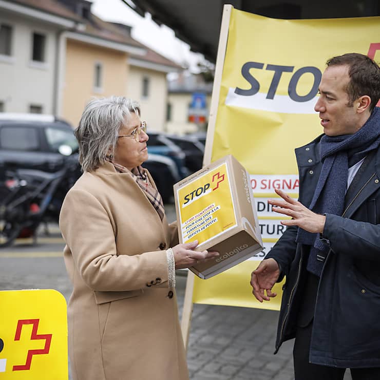 Benoit Gaillard, co-initiant de la pétition, a remis les 17'000 paraphes récoltés contre la fermeture annoncée d'offices postaux dans le canton de Vaud à Sylvie Grossenbacher, responsable région Vaud, Valais, Fribourg de la Poste