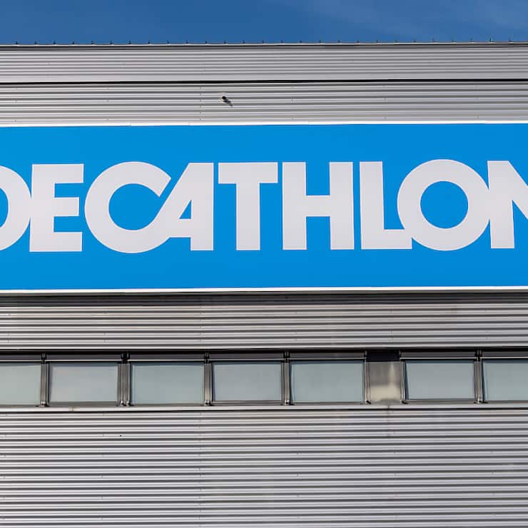 Decathlon a été fondé en 1975 par Michel Leclercq, aujourd'hui âgé de 85 ans et cousin du fondateur d'Auchan Gérard Mulliez. Le conseil d'administration de l'enseigne a déjà été présidé par un de ses fils, Mathieu, jusqu'en 2018 et la prise de fonctions de M. Derville.