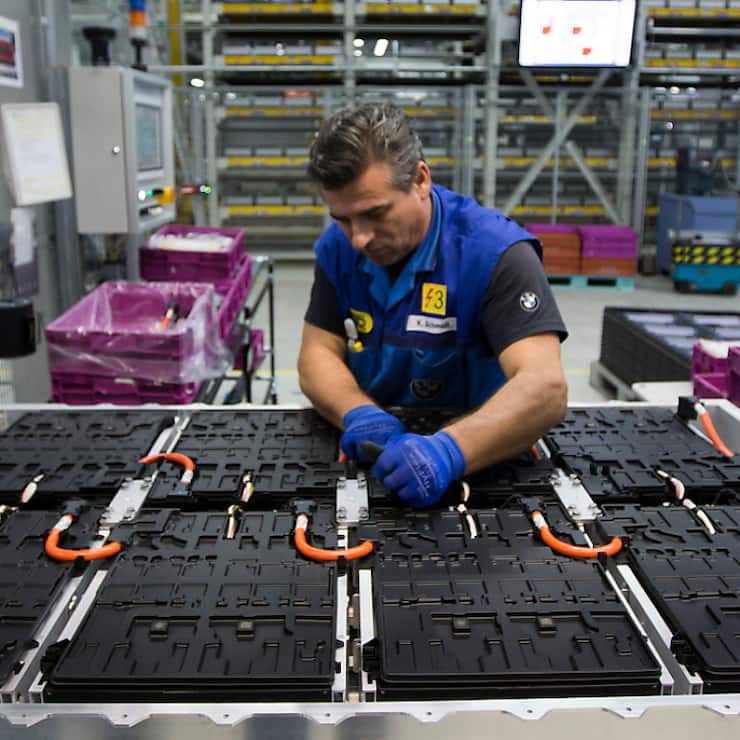 Les voitures hybrides, un peu plus sobres et moins polluants que les modèles à essence et bien moins chers que les électriques, reprennent le contrôle du marché européen. (archives)
