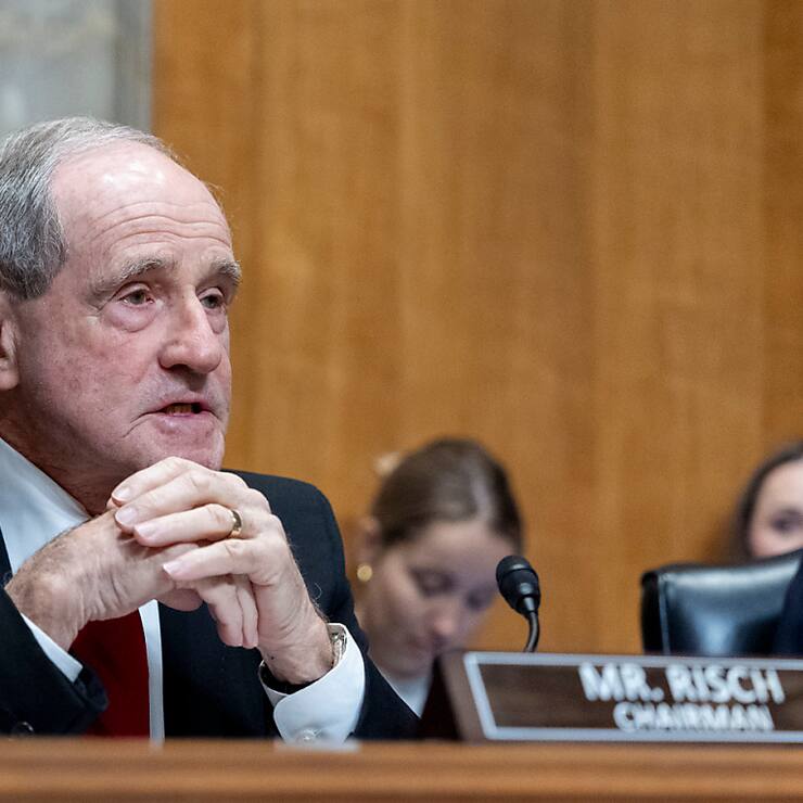 Le sénateur Jim Risch a dénoncé un texte destiné uniquement à satisfaire "la gauche progressiste" et "embarrasser notre allié Israël" et qui "a, au final, réduit la sécurité des Etats-Unis et de ses alliés",ajoutant que désormais "l'Amérique est de retour".