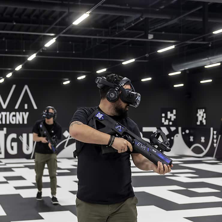 Des personnes équipées d'un casque virtuel et d'une arme factice pourront s'affronter, dès le 4 mars, dans la plus importante salle d'e-sport de Suisse, située à Martigny.