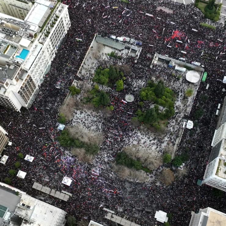 La mobilisation dépasse très largement celle des manifestations qui avaient eu lieu juste après l'accident, dans lequel 57 personnes ont été tuées.