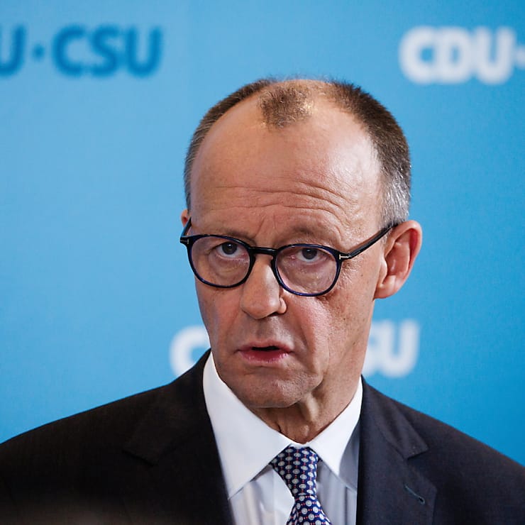 L'UDC de Friedrich Merz et les sociaux-démocrates réfléchissent à la mise sur pied de deux fonds spéciaux d'investissement, l'un pour l'armée compte tenu de l'urgence de bâtir une politique de sécurité européenne du fait de la fracture avec les USA, et l'autre pour la rénovation des infrastructures.