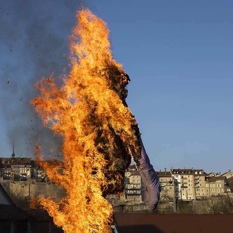 Le Rababou a brûlé après le cortège du Carnaval des Bolzes dimanche en Basse-Ville de Fribourg.