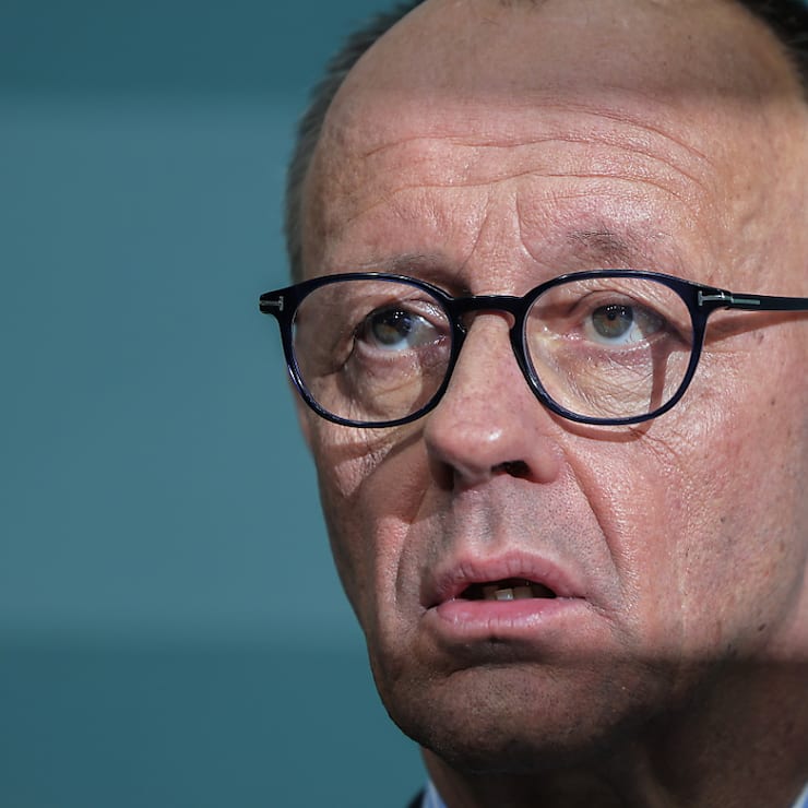 "Compte tenu des dangers qui menacent notre liberté et la paix sur notre continent, le mot d'ordre pour notre défense doit être: quoi qu'il en coûte!", a déclaré le futur chancelier allemand Friedrich Merz.