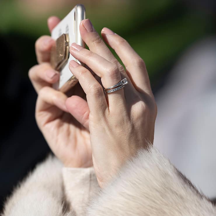 Le Conseil des Etats veut étudier les restrictions formelles en matière de résiliations, uniquement par téléphone ou par messagerie instantanée dans le domaine des abonnements mobiles par exemple (illustration).