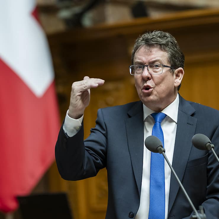 Le ministre de l'énergie Albert Rösti a défendu devant le Parlement une réserve d'électricité hydraulique et thermique pour faire face à une éventuelle pénurie (archives).