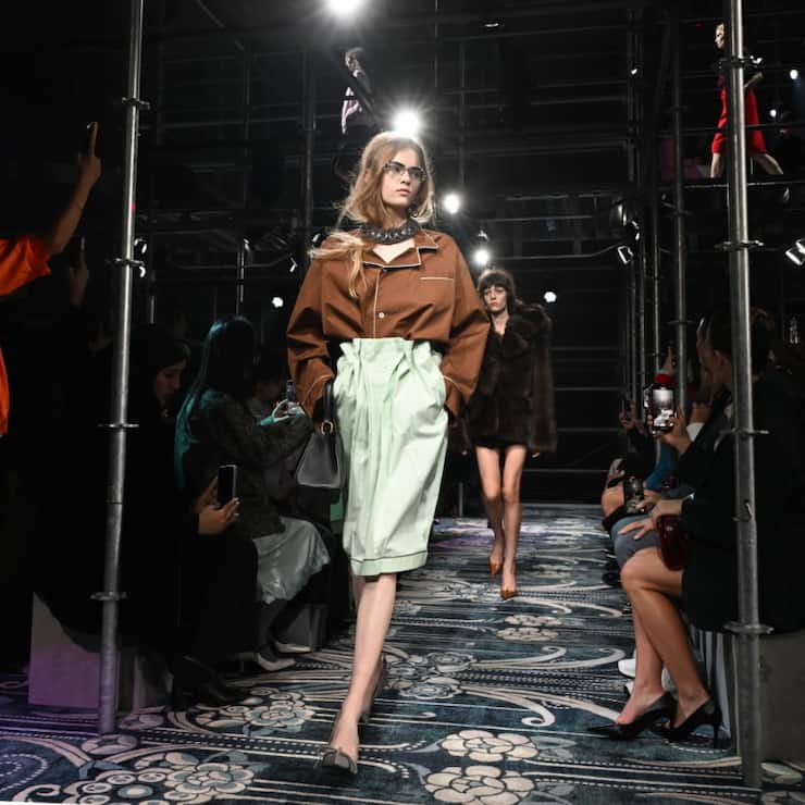 Prada, ici un défilé du géant italien du luxe, s'est déclaré "très prudent" quant à un éventuel rachat de la maison de couture Versace, qui fait l'objet d'intenses spéculations depuis des semaines.