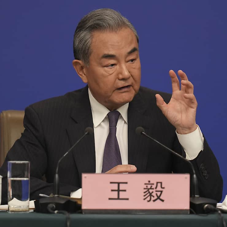 Si la pression américaine continue, la Chine répondra "fermement", avertit Wang Yi.
