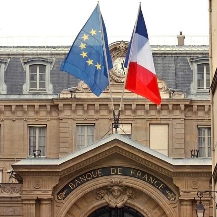 En cumul sur douze mois, le déficit commercial s'allège de 300 millions d'euros, après s'être déjà amélioré de 3,1 milliards en décembre, pour s'établir à 80,4 milliards d'euros.