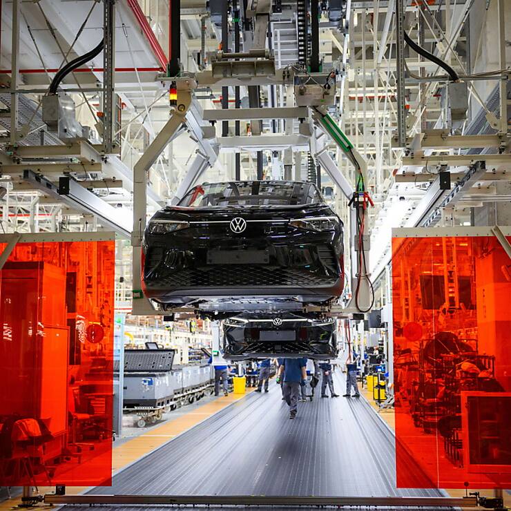 Sur un an, la production industrielle demeure toutefois en recul de 3,1%, symbole de la crise du secteur freiné par des prix de l'énergie élevés et le recul de la demande mondiale.