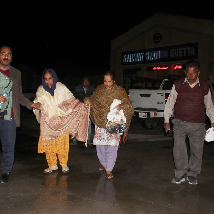 Des otages libérés du train express Jaffar à destination de Peshawar, attaqué par des séparatistes baloutches, rejoignent la gare de Quetta, capitale de la province du Baloutchistan.