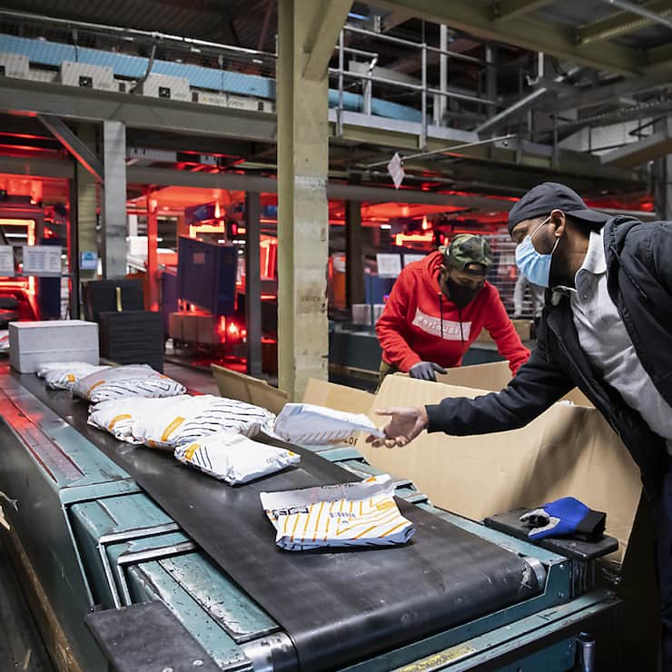 La croissance a été portée par le bond de 18% des achats à l'étranger, principalement liés aux petits colis en provenance d'Asie (archives).