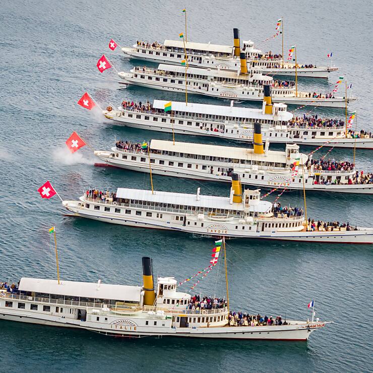 Lancées en 1995, les Parades navales consistent en une chorégraphie aquatique de 45 minutes en général, puis le spectacle se poursuit aux abords des quais avec un deuxième tableau du ballet aquatique.
