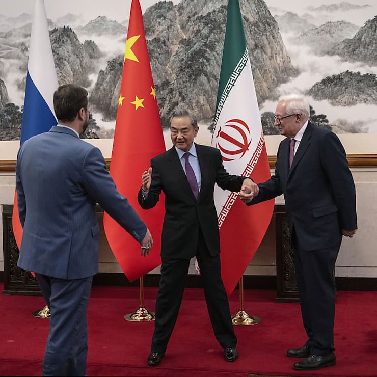 Le chef de la diplomatie chinoise Wang Yi (au centre) accueille les vice-ministres des affaires étrangères iranien et russe.